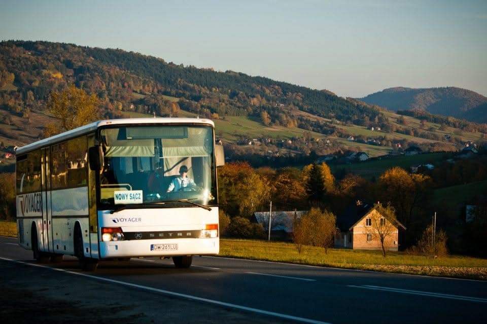 Setra Voyagera z tablicą Nowy Sącz na jesiennej trasie